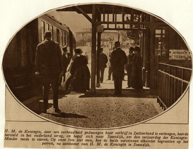 809784 Afbeelding van de aankomst van Koningin Wilhelmina op het perron van het N.S.-station Soestdijk te Soestdijk ...
